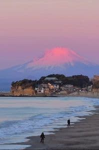 A beautiful sunrise. I will always remember the sunrise on Kamakura. The scenes in the comics really exist. to sunrise
